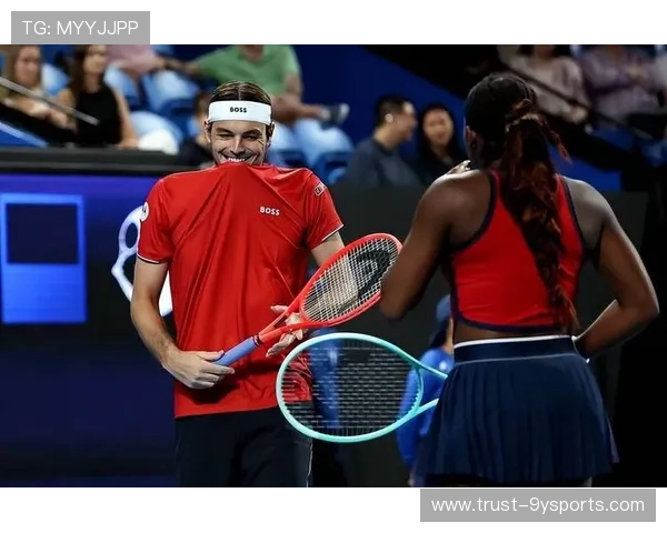 网坛最新动态：顶级选手激烈对决引发赛季关注热潮